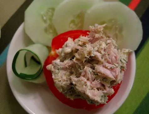 Mit Thunfisch gefüllte Tomaten