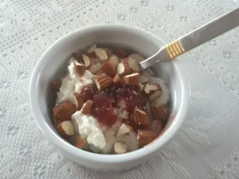 Ricotta, Marmelade & Mandeln