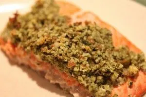 Mit Mandeln überbackene Lachsfilets