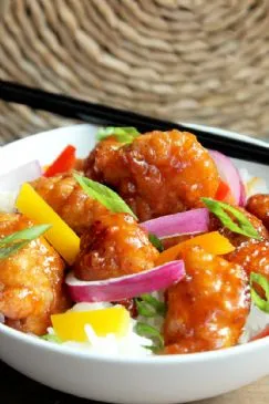 General Tso's Hühnchen mit Paprika und Zwiebeln über Reis