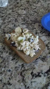 Leichter 50-Kalorien-Hühnchensalat mit Gemüse und Obst