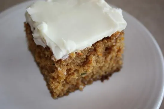 Zucchini-Möhrenkuchen mit Frischkäse-Frosting