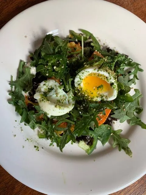 Beluga-Bowl mit weichgekochtem Ei