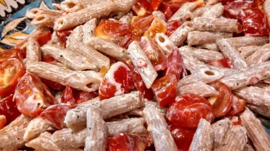 Nudelsalat mit Tomaten, Ziegenkäse und Chilis