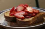 Vollkorn-Toast mit Erdbeeren