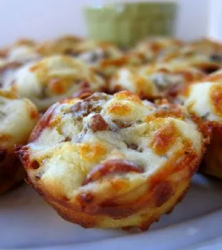 Pizza-Puffs mit Wurst und Pepperoni