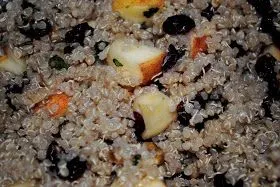 Frühstücks-Quinoa mit Äpfeln, Walnüssen und Cranberries