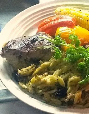 Mediterranes gefülltes Hähnchen mit Orzo und geröstetem Gemüse