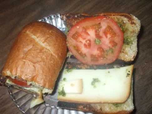 Geräuchertes Mozzarella- und Tomaten-Pesto-Sandwich