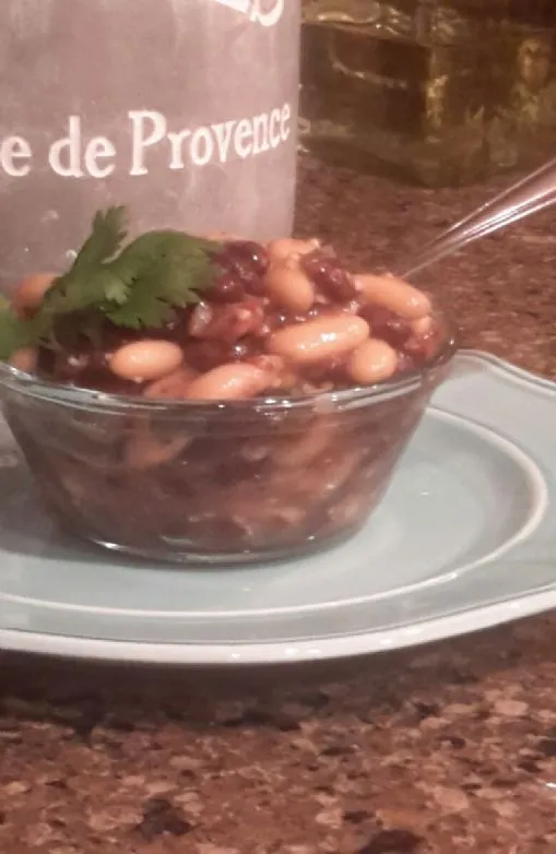 Schwarz-weißer Bohnensalat