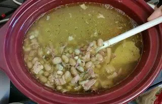 Langsam gekochte Bohnen mit Schinken Suppe