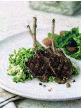 Harissa-Lammkoteletts mit zerdrückten Erbsen, Feta und Minze