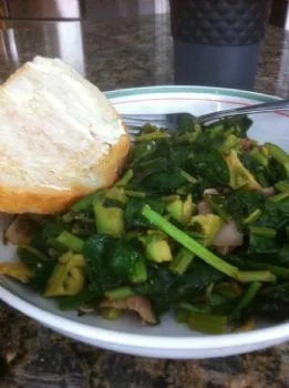 Warmer Spinat-Avocado-Salat