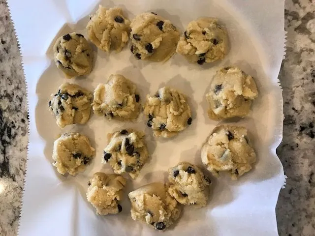Keto Schokoladenstückchen Keksteig Fat Bombs
