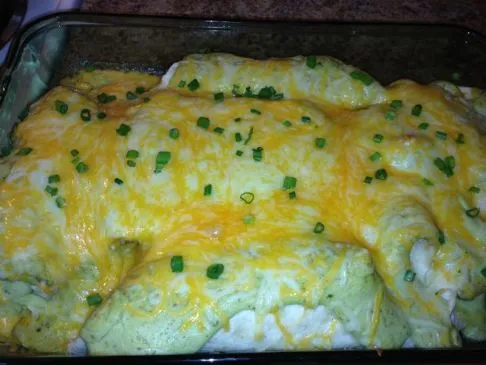 Räucher-Hühnchen-Enchiladas mit Avocado & grüner Chilisauce