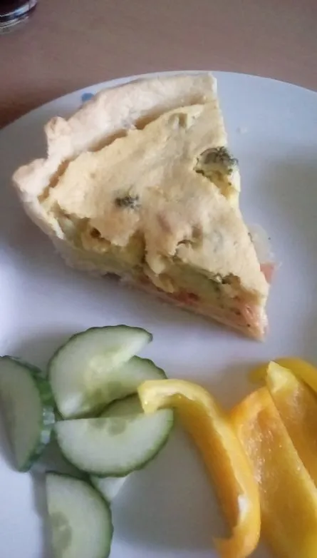 Vegane Quiche mit Räucherlachs und Brokkoli