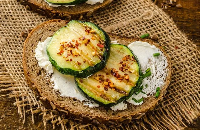 Sandwich mit mexikanischem Tofu-Aufstrich und gegrillter Zucchini