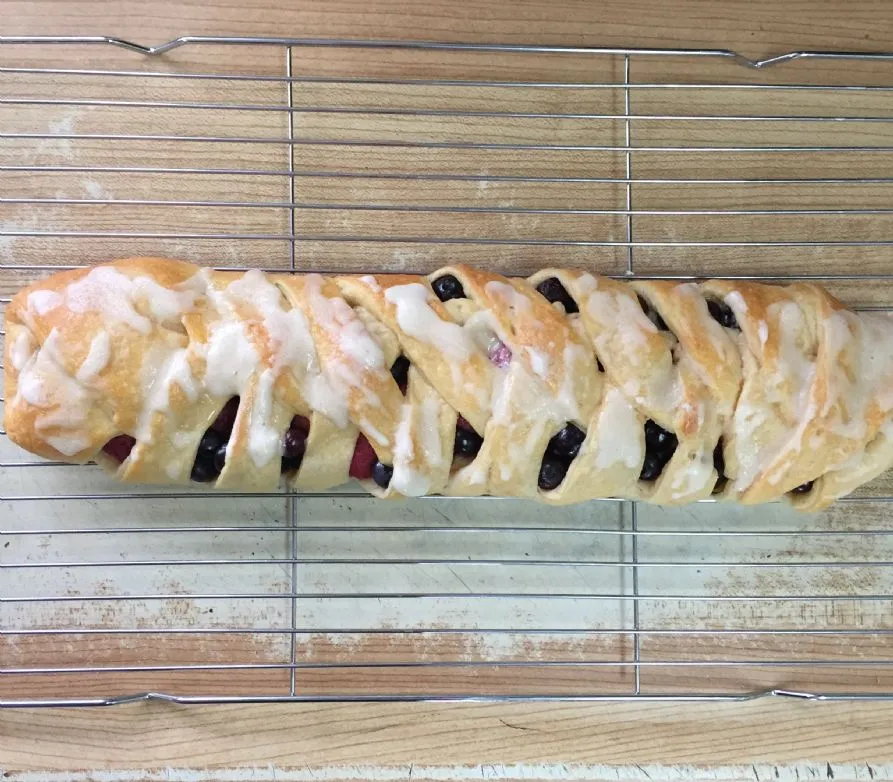 Crescent-Roll-Scheibe mit Beeren und Glasur