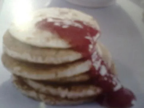 Mini-Pfannkuchen mit zuckerfreier Himbeermarmelade