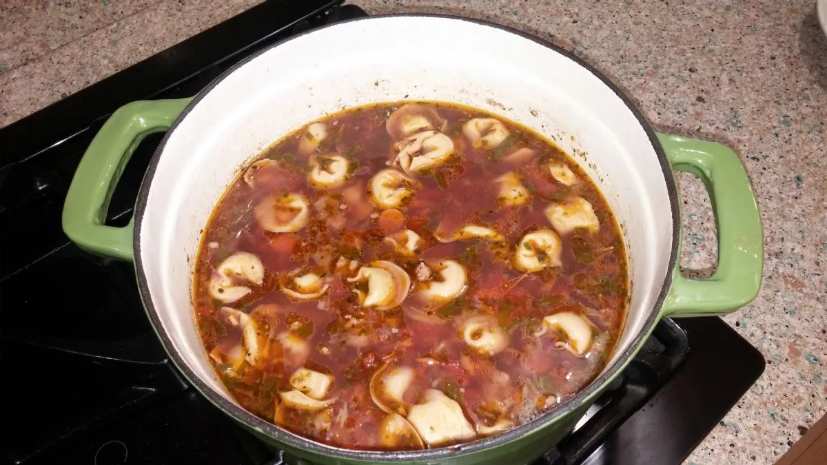 Italienische Wurst-Suppe mit Tortellini
