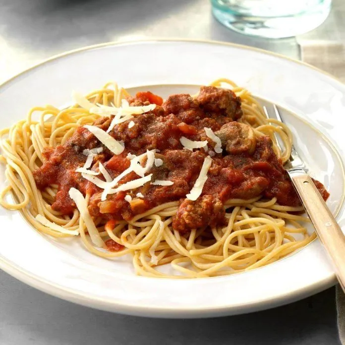 Einfache Spaghetti mit Hühnerhackfleisch