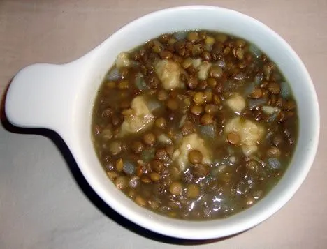 Linsen- und Gemüsesuppe mit Knödeln