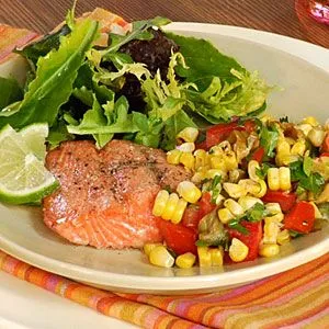 Gebratener Lachs mit Tomaten-Mais-Relish