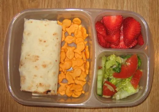 Schneller Burrito mit schwarzen Bohnen und Käse