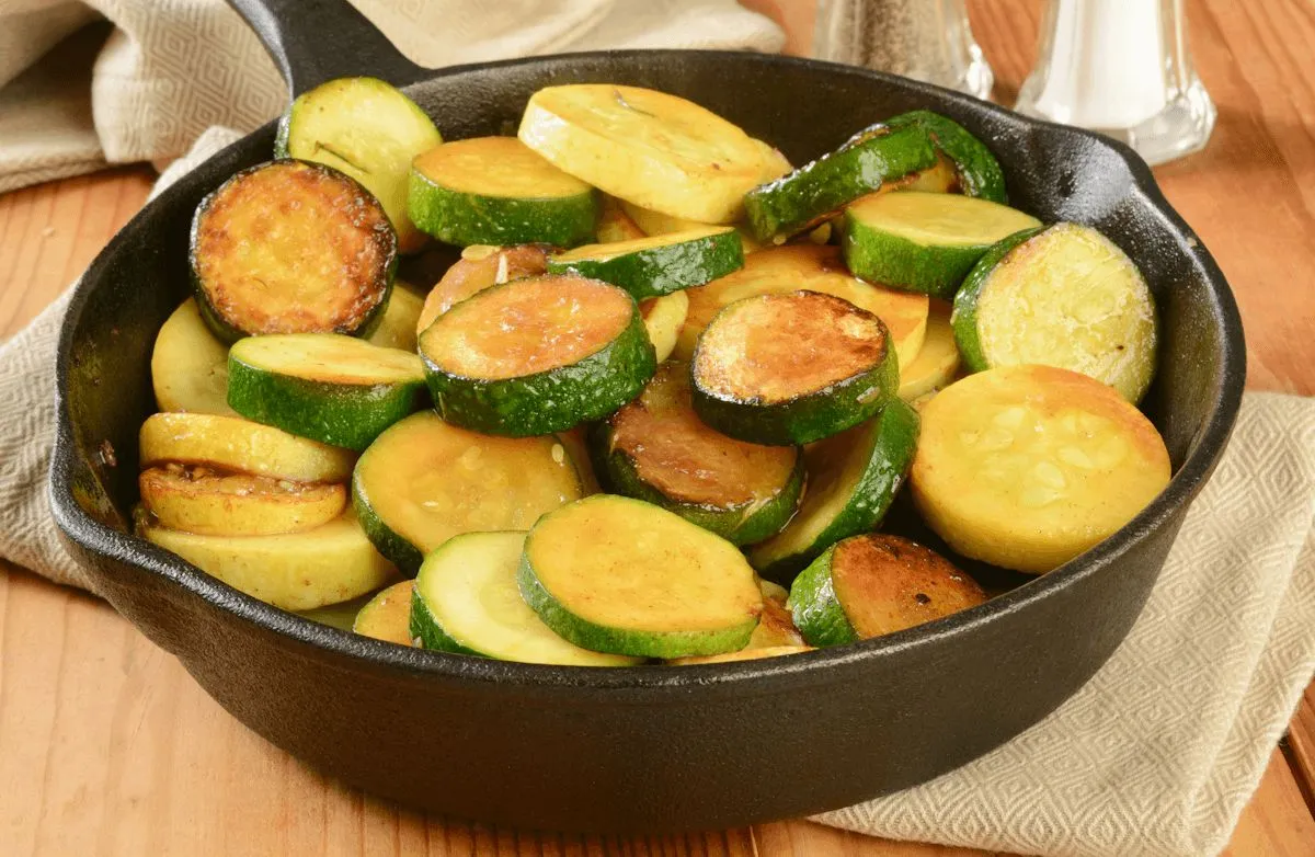 Geröstete Zucchini und gelber (Sommer) Kürbis