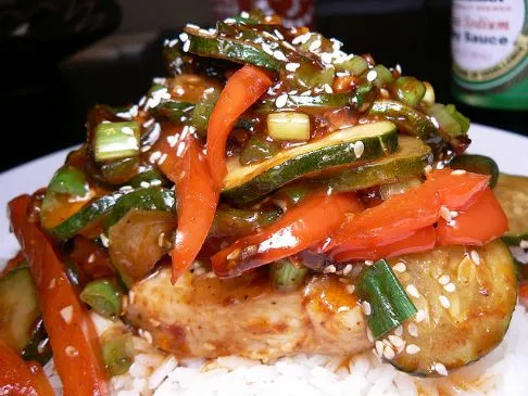 Gebratenes Schweinefleisch & Gemüse mit scharfer Sauce