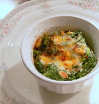 Spinatsuppe mit Pinienkernen