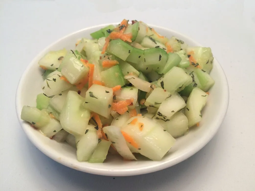 Gurkensalat mit Erdnussdressing