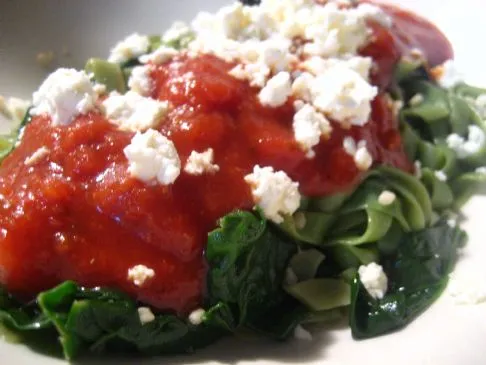 Shiratake mit Spinat und Marinara