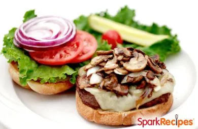 Putenburger mit Schweizer Käse und Knoblauchchampignons
