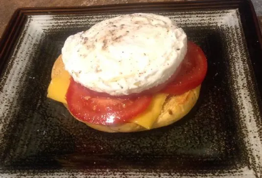 Bagelli mit pochiertem Ei und Schinken