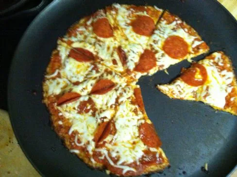 Low Carb Pepperoni-Pizza mit Blumenkohlboden