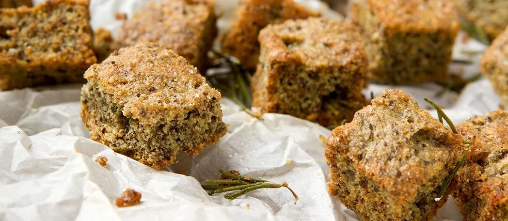 Keto Low Carb Rosmarin-Knoblauch-Croutons