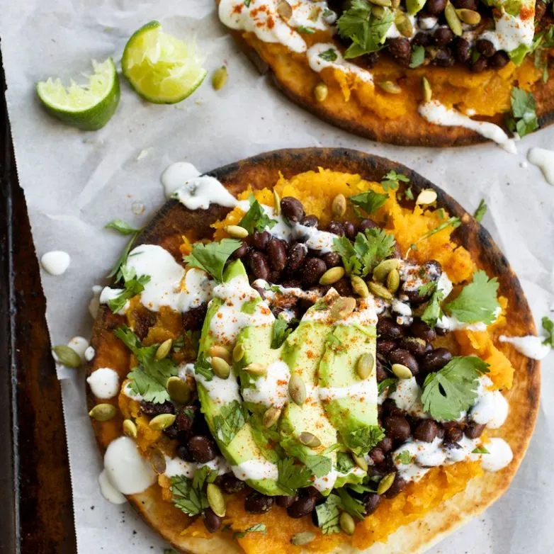 Butternut-Kürbis-Schwarze-Bohnen-Tostadas