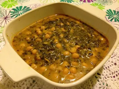 Kichererbsen und Spinat in Joghurtsoße