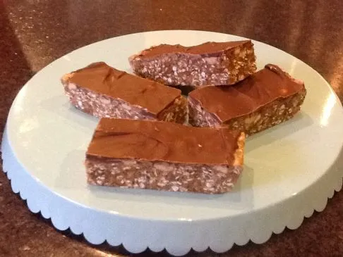 Hausgemachter "Schokolade und Erdnüsse" Proteinriegel