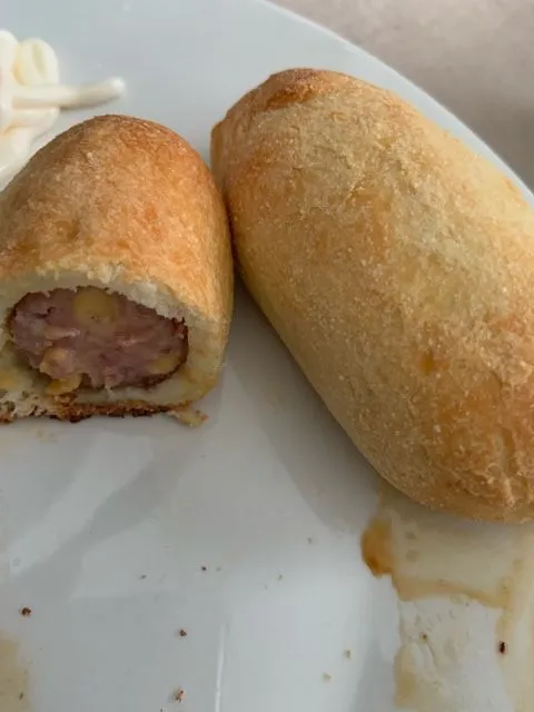 Keto Würstchen im Schlafrock mit Cheddarwurst