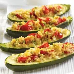 Mit Quinoa gefüllte Zucchini (Trillium12040)