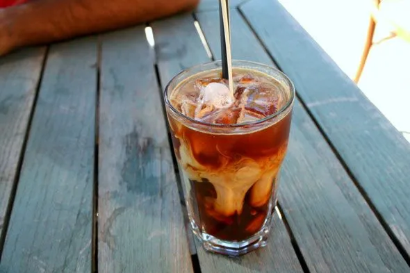 Eisgekühlter, dreifacher, weißer Schokoladen-Americano mit Sahne