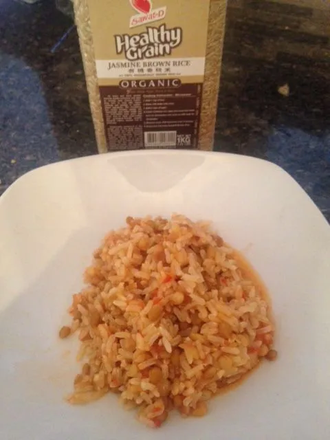 Jasminreis in einer Linsen-Tomatensauce