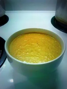 Süßkartoffel-, Mais- und Karottensuppe