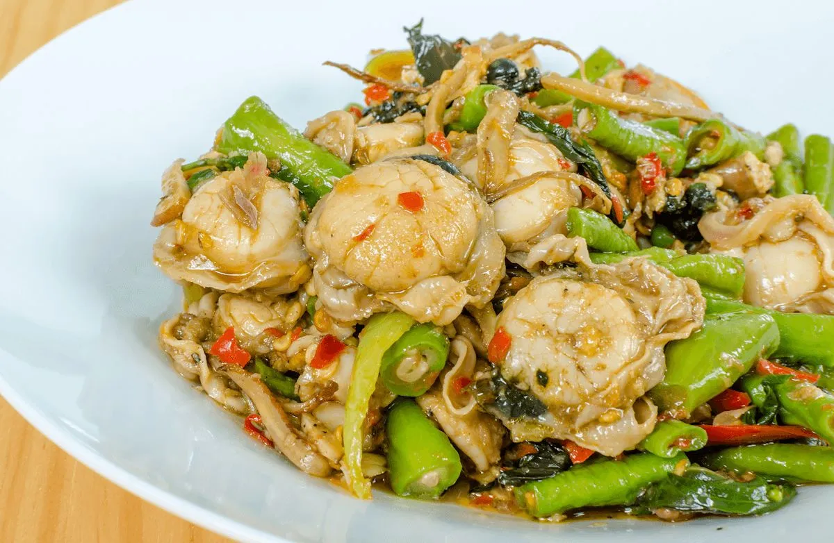 Scharfe Pfannengerührte Jakobsmuscheln