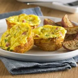 Kruste-loser Mini-Quiches mit Schinken und Käse