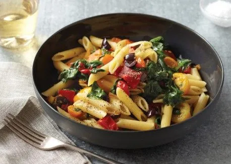 Spinat, Paprika und Kirschtomaten mit Penne Rigate