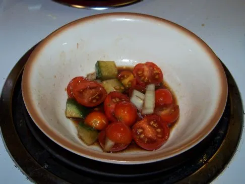 Marinierter Tomaten-, Gurken- und Zwiebelsalat