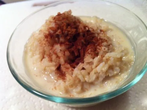 Zuckerfreier süßer brauner Reis mit fettfreier Milch
